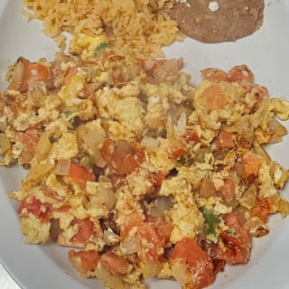 Huevos A La Mexicana Con Arroz Y Frijoles