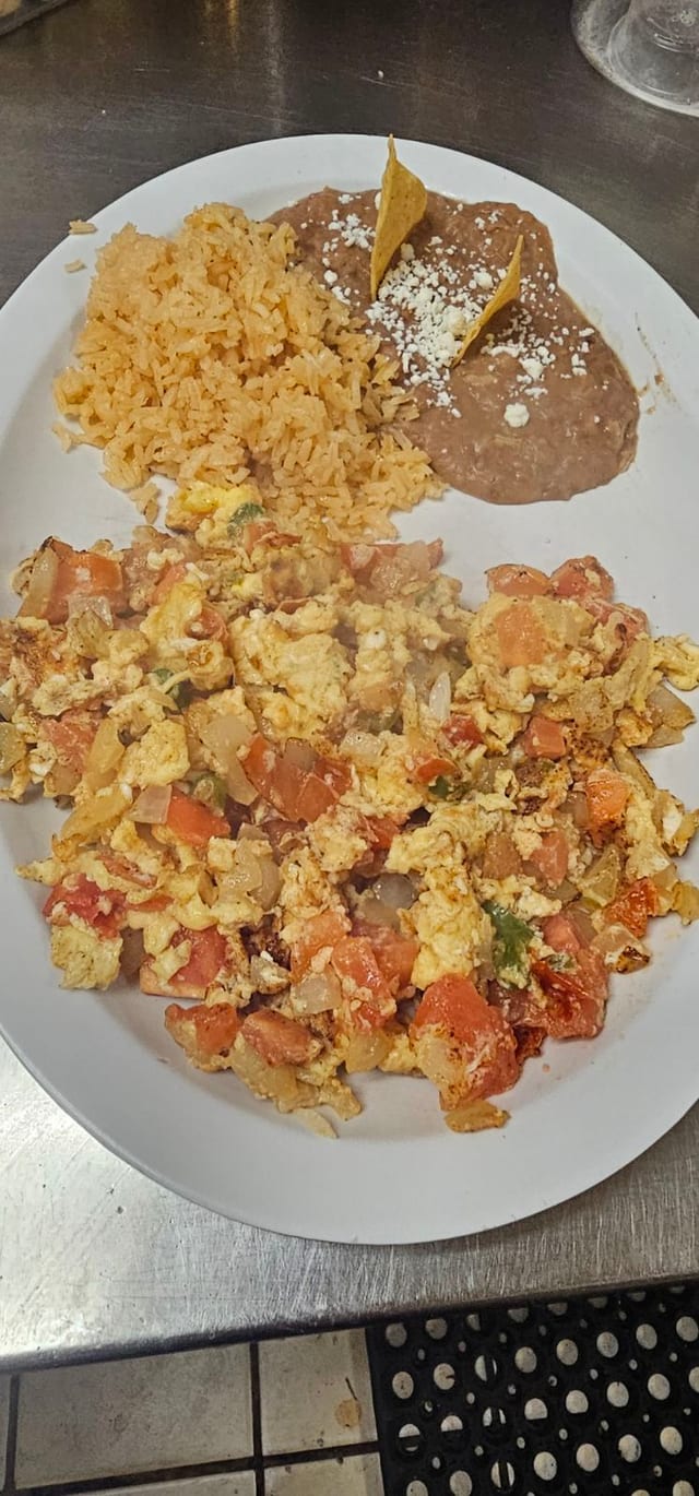 Huevos a la Mexicana con Arroz y Frijoles.
