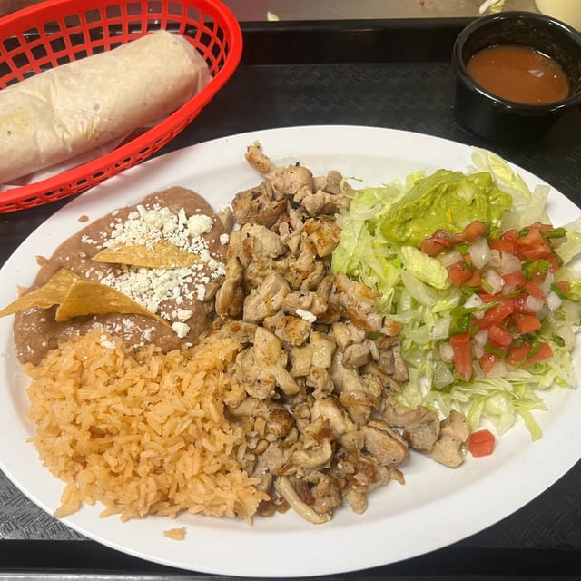 Pollo Asado Plate Con Arroz Y Frijoles.